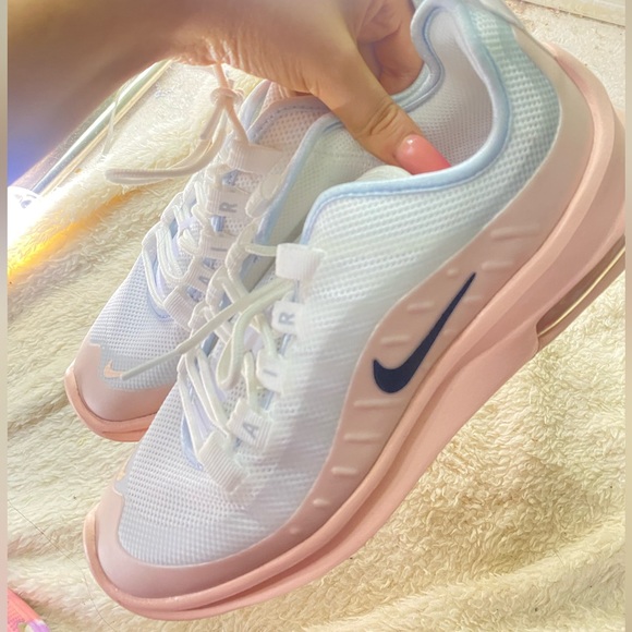 Nike shoes - Picture 3 of 4